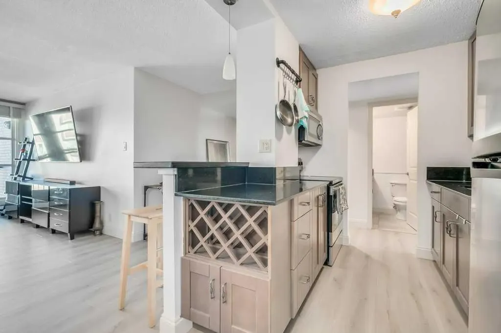 733 14 Avenue SW Calgary AB T2R 0N5