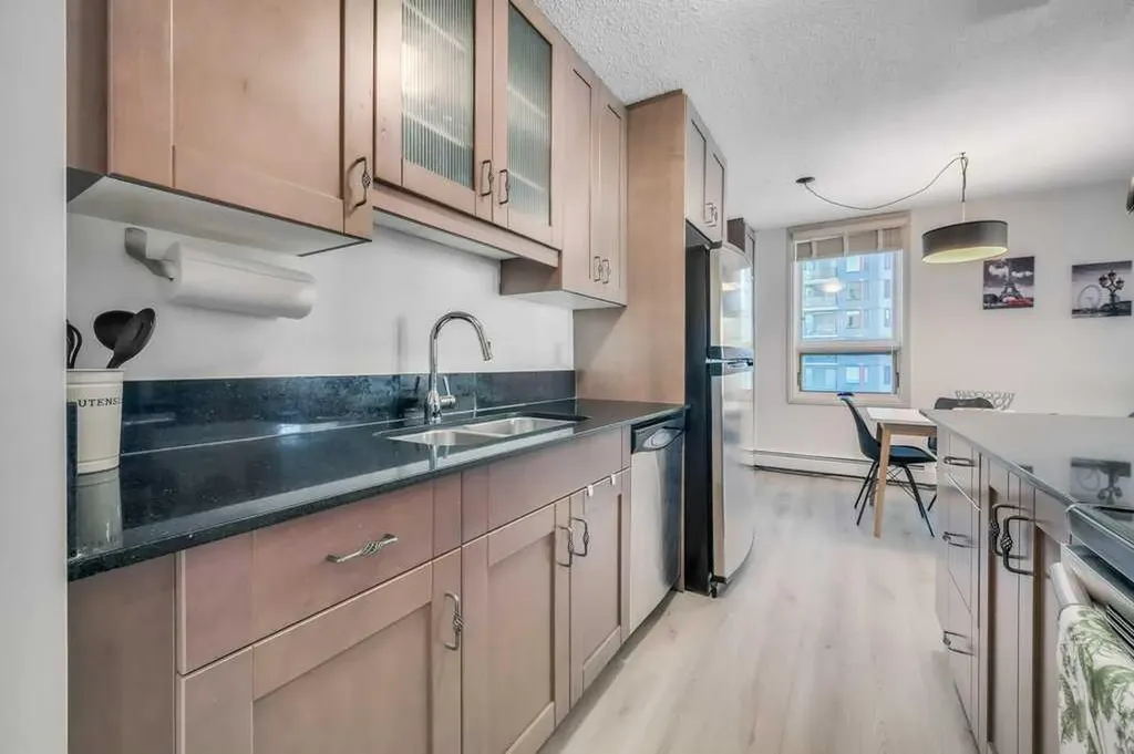 733 14 Avenue SW Calgary AB T2R 0N5