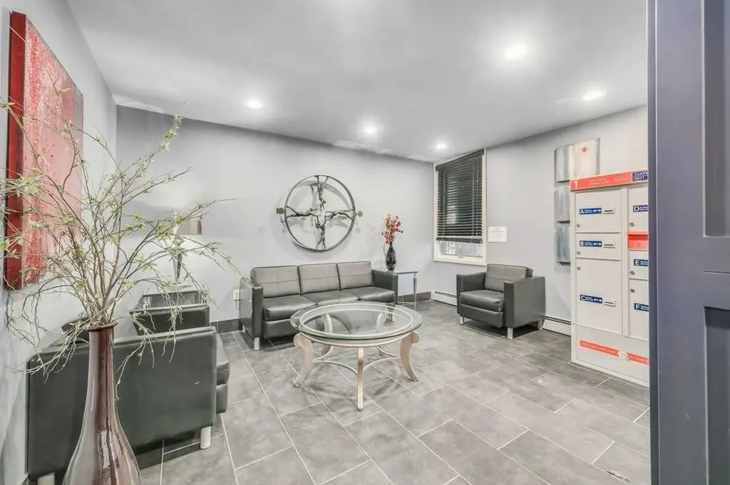 733 14 Avenue SW Calgary AB T2R 0N5