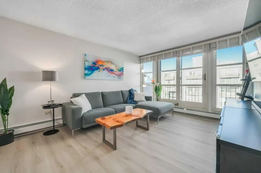 733 14 Avenue SW Calgary AB T2R 0N5