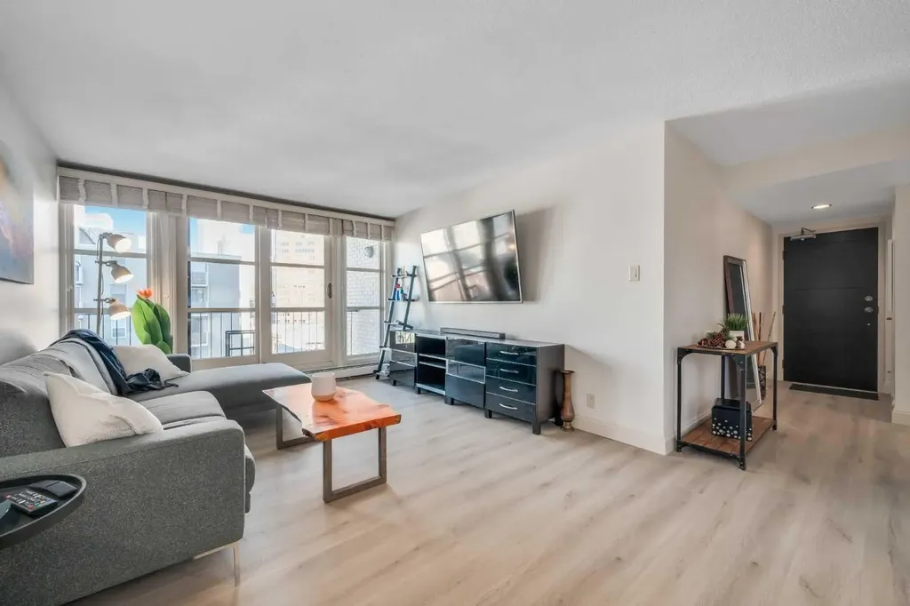 733 14 Avenue SW Calgary AB T2R 0N5