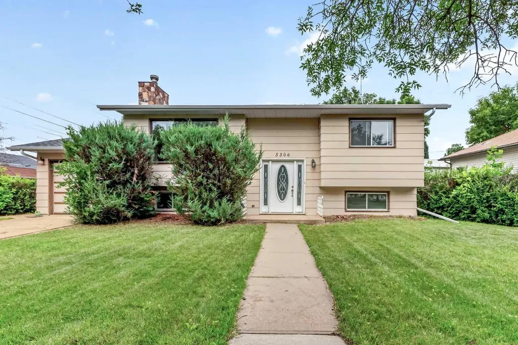 5306 51 Avenue Daysland AB T0B 1A0