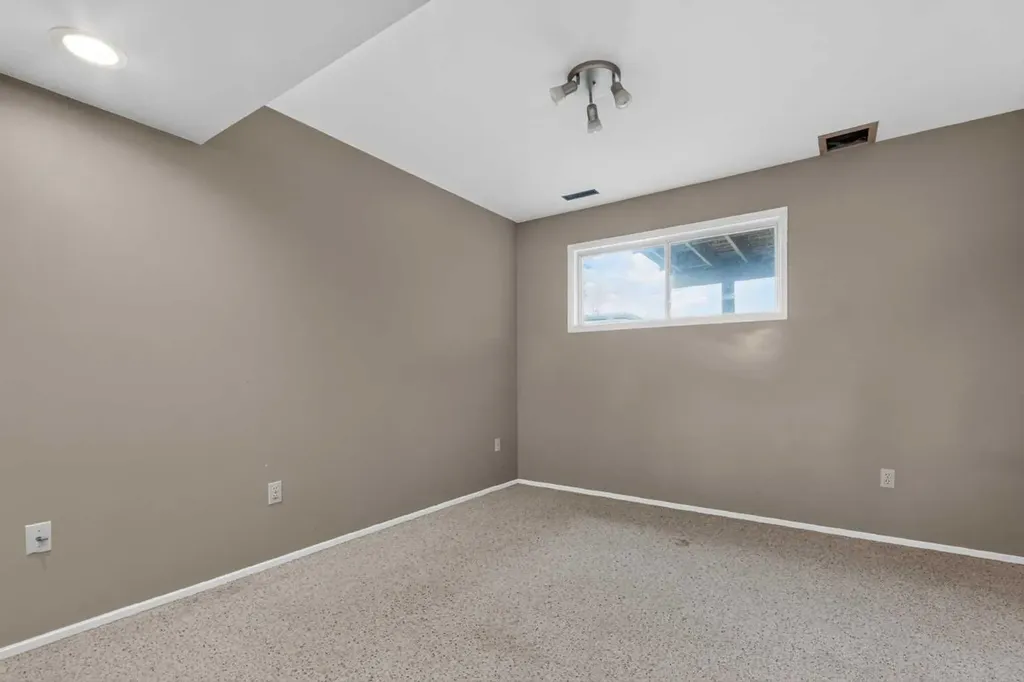 5306 51 Avenue Daysland AB T0B 1A0