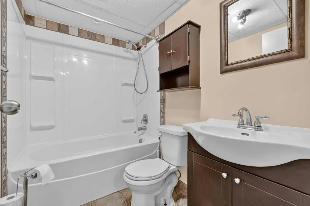 5306 51 Avenue Daysland AB T0B 1A0