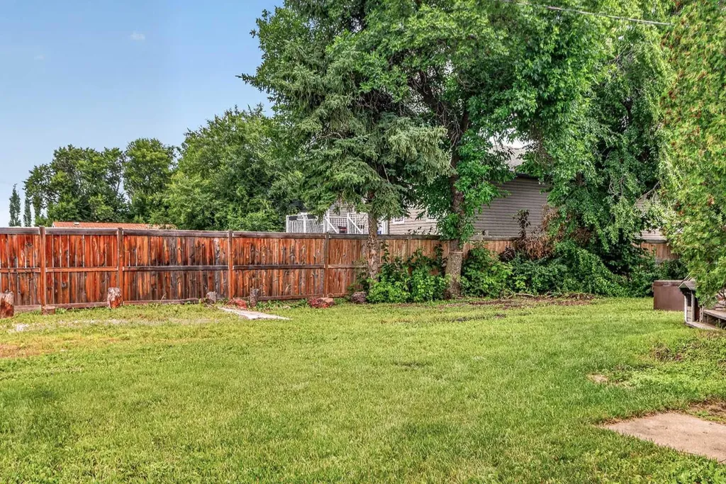 5306 51 Avenue Daysland AB T0B 1A0