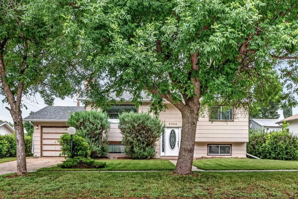 5306 51 Avenue Daysland AB T0B 1A0