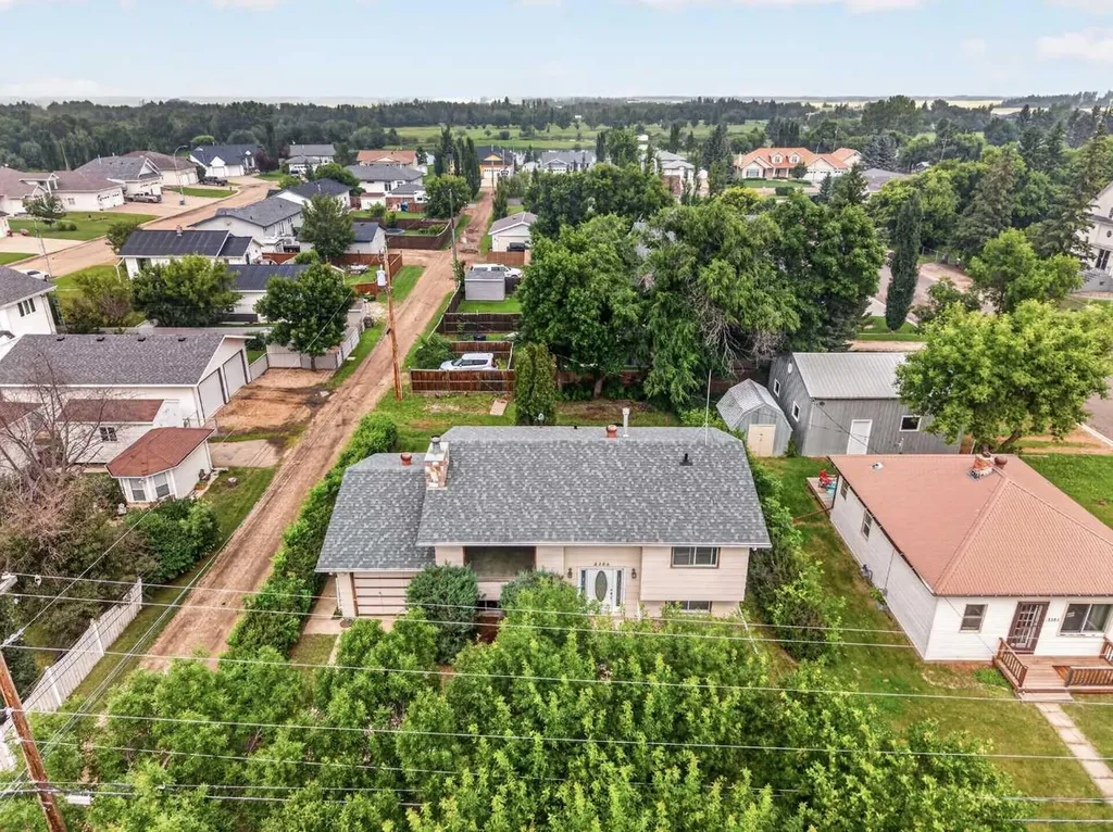 5306 51 Avenue Daysland AB T0B 1A0