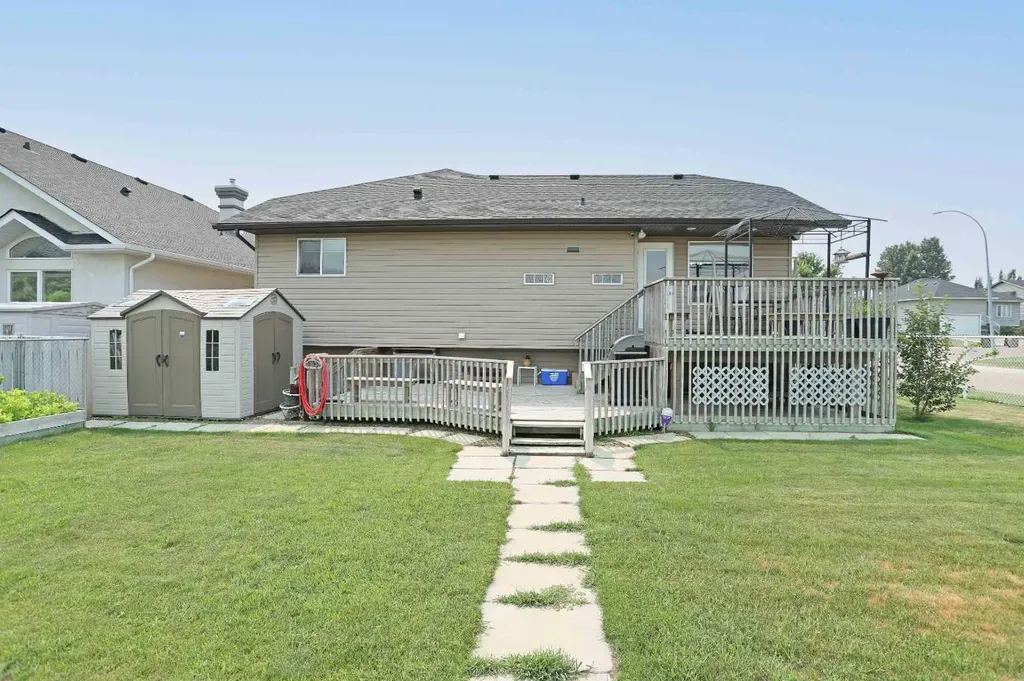 372 Lake Stafford Drive E Brooks AB T1R 1P8