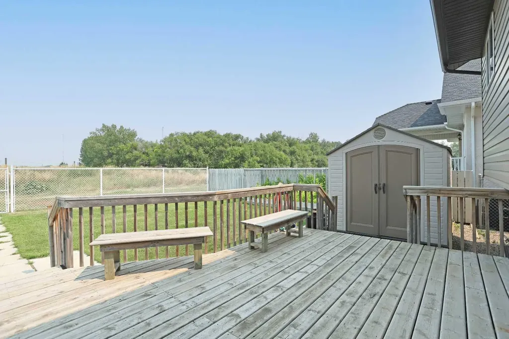 372 Lake Stafford Drive E Brooks AB T1R 1P8