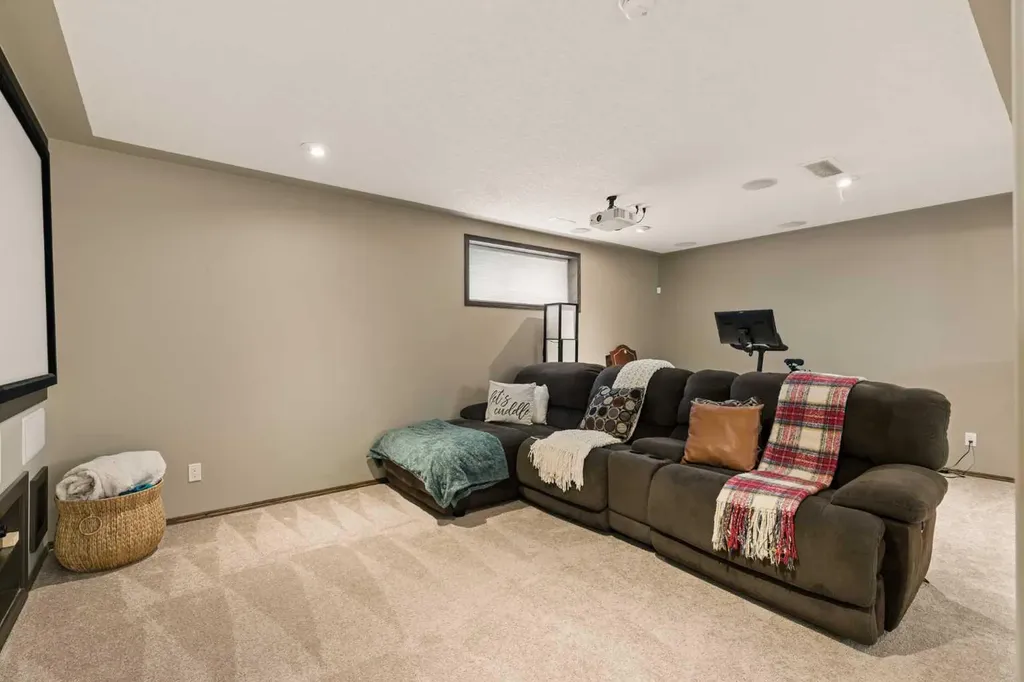 4331 Elgin Avenue SE Calgary AB T2Z 4N5