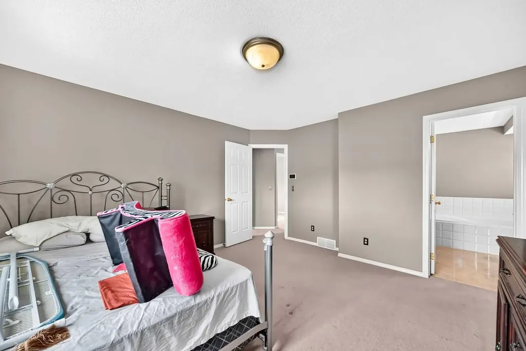 163 Valley Crest Close NW Calgary AB T3B 5X2
