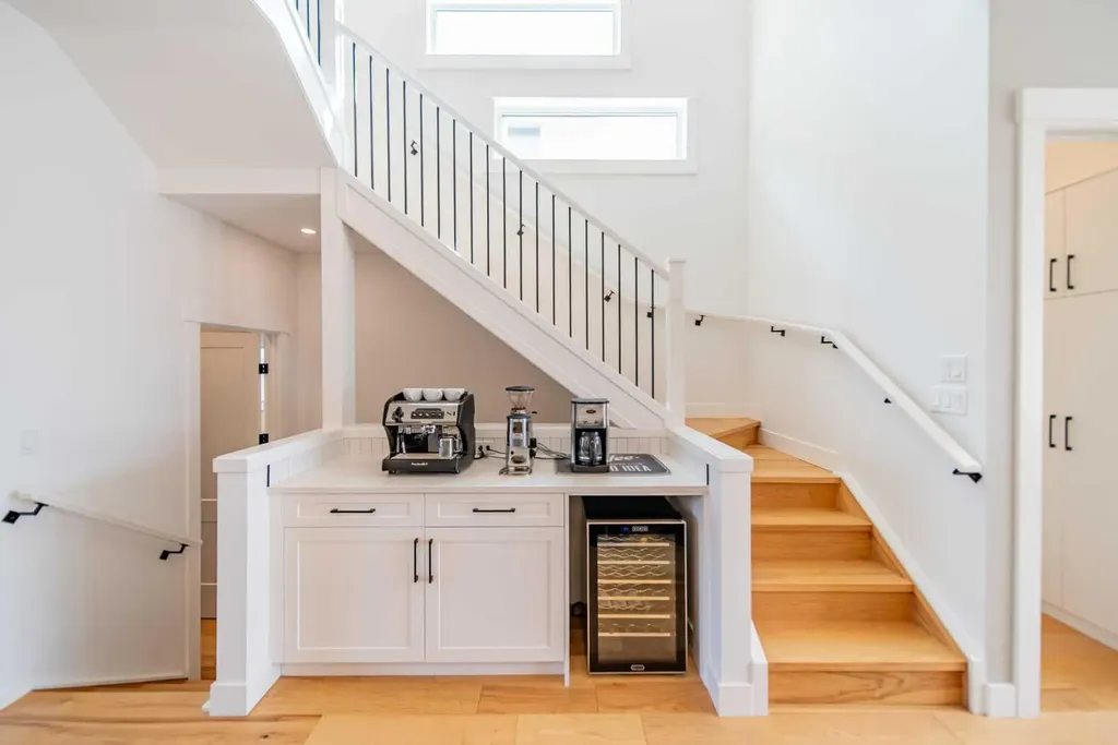 2225 31 Street SW Calgary AB T3E2N3