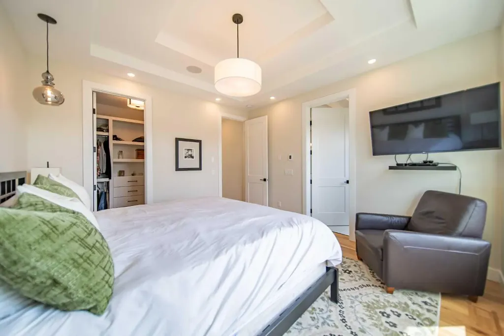 2225 31 Street SW Calgary AB T3E2N3