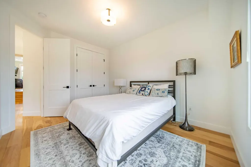2225 31 Street SW Calgary AB T3E2N3