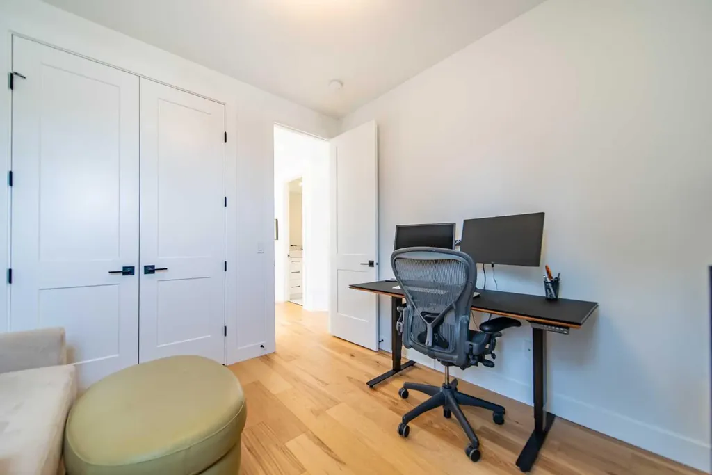 2225 31 Street SW Calgary AB T3E2N3