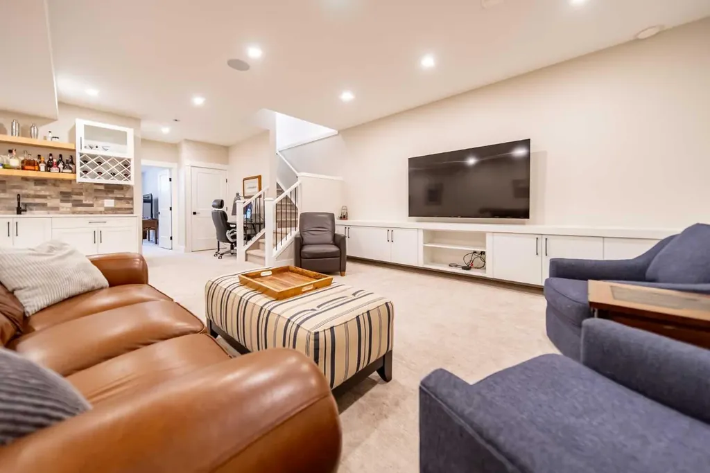 2225 31 Street SW Calgary AB T3E2N3