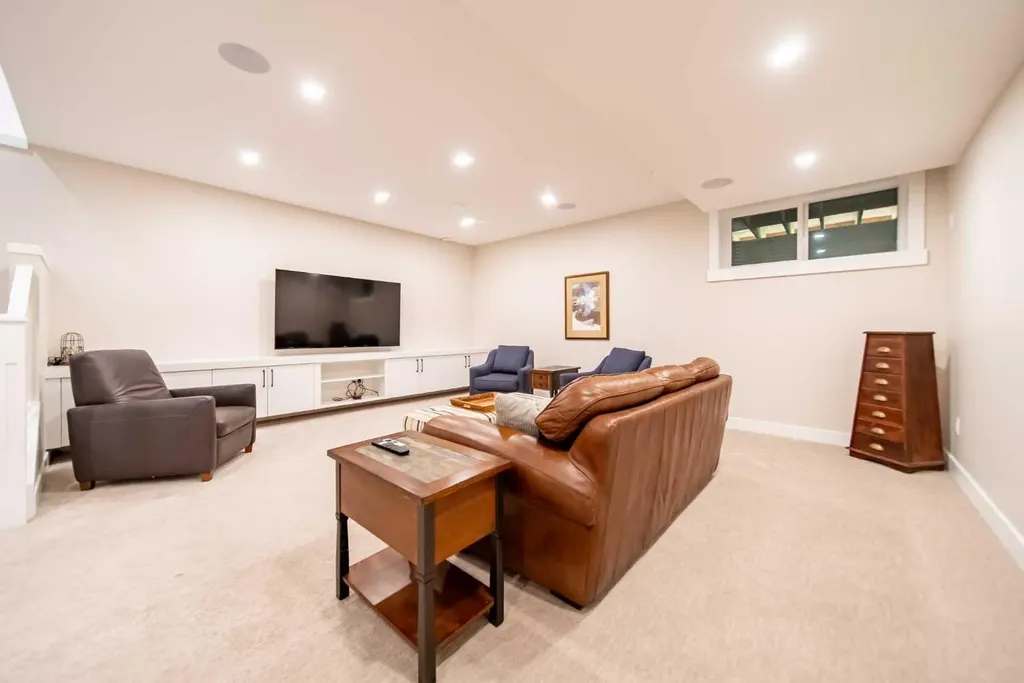 2225 31 Street SW Calgary AB T3E2N3