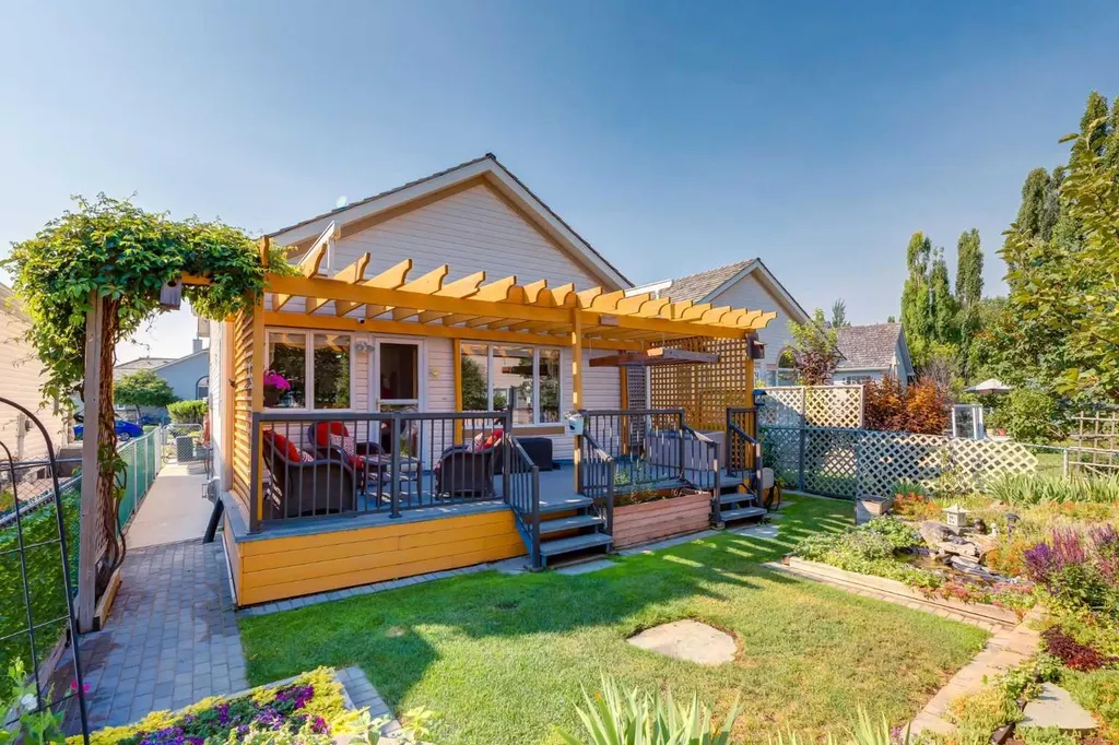 165 Chaparral Villas SE Calgary AB T2X 3N5