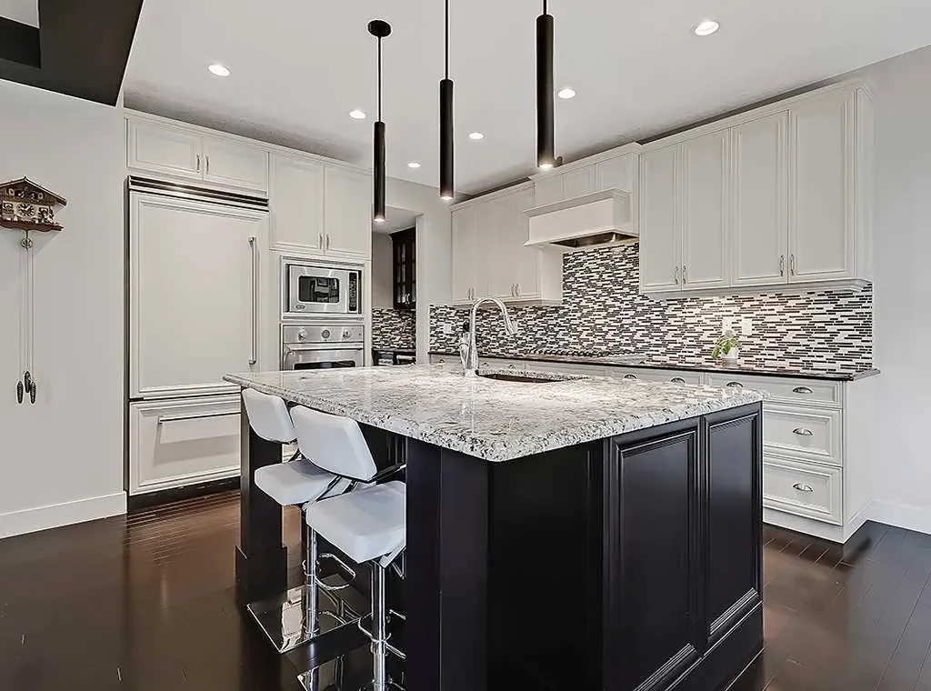 9318 14 Avenue SW Calgary AB T3H 0M1