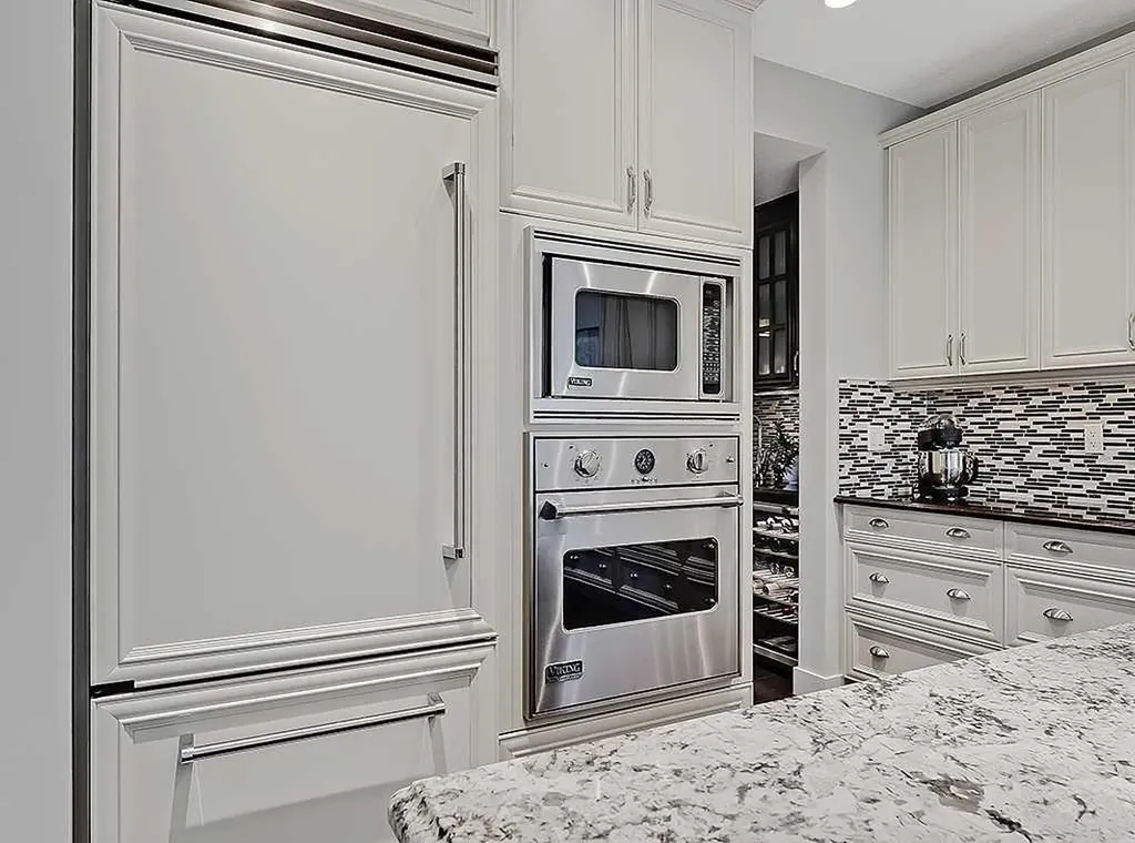 9318 14 Avenue SW Calgary AB T3H 0M1