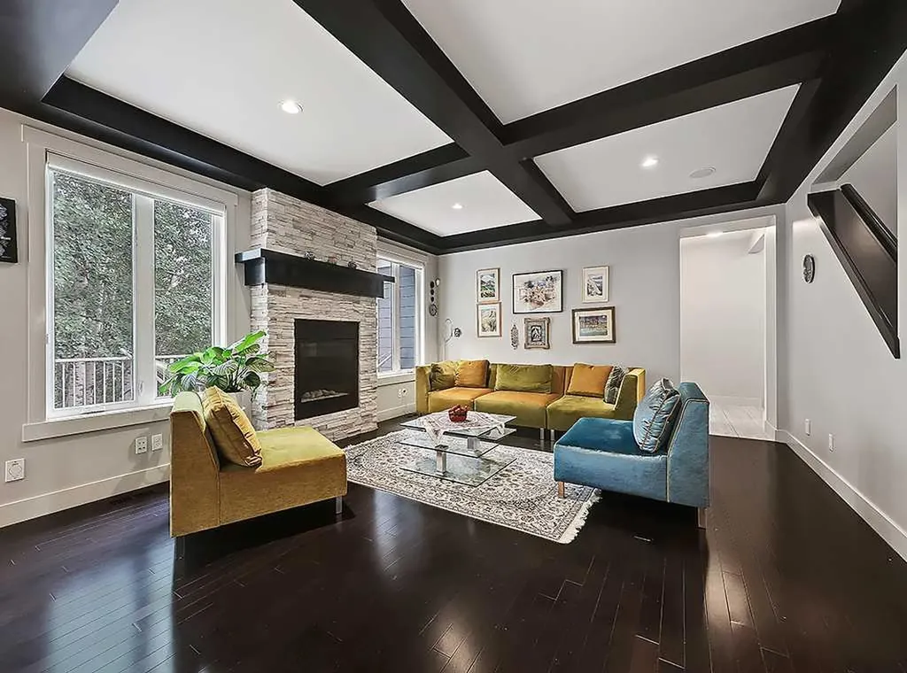 9318 14 Avenue SW Calgary AB T3H 0M1