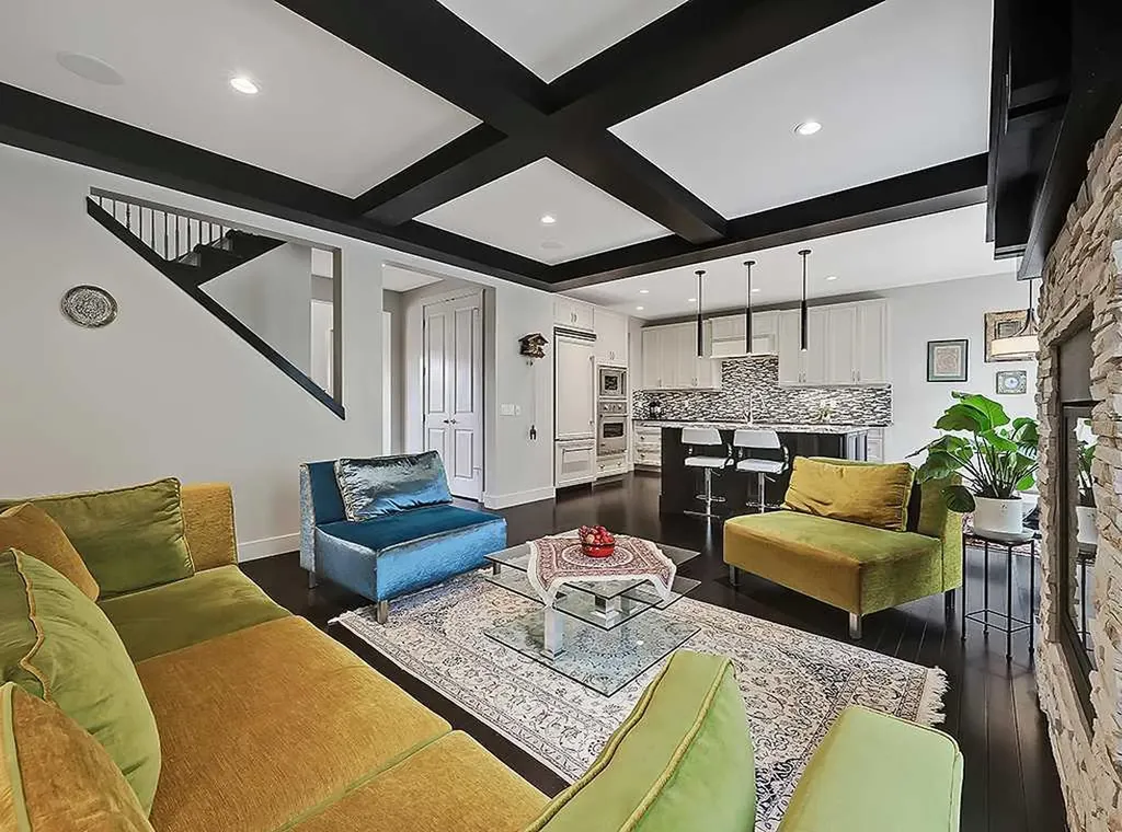 9318 14 Avenue SW Calgary AB T3H 0M1
