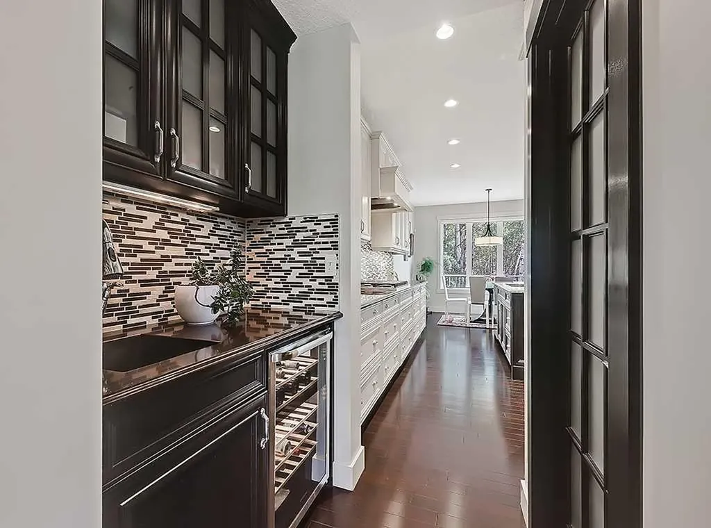 9318 14 Avenue SW Calgary AB T3H 0M1