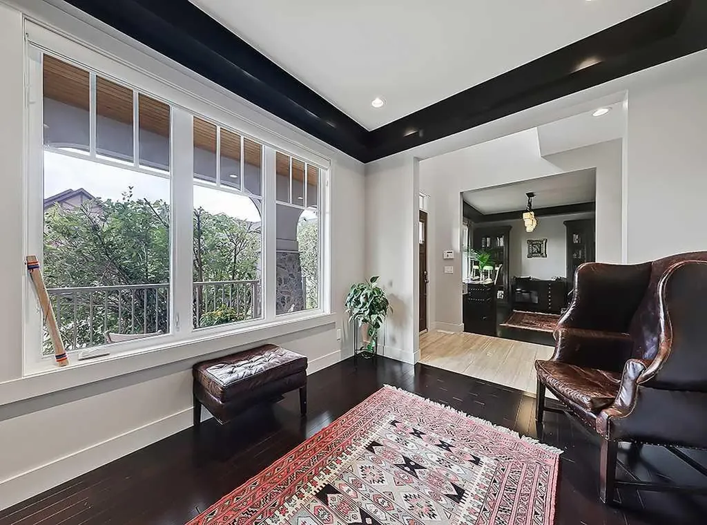 9318 14 Avenue SW Calgary AB T3H 0M1