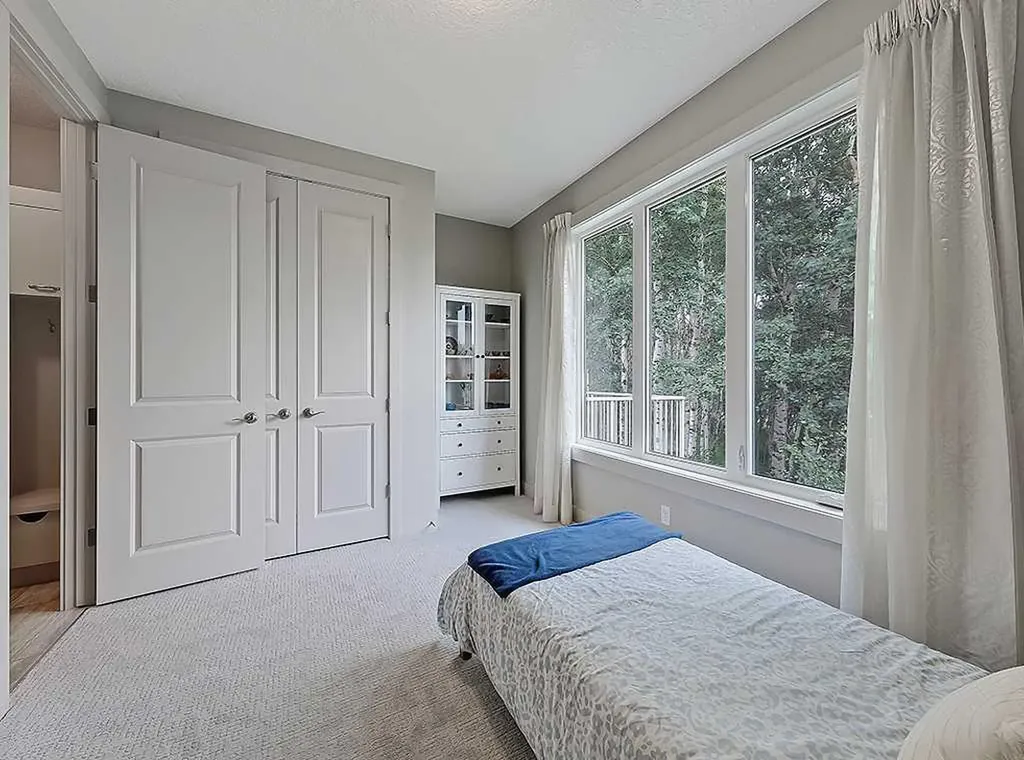 9318 14 Avenue SW Calgary AB T3H 0M1