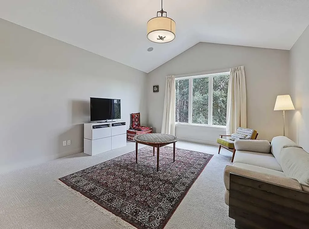 9318 14 Avenue SW Calgary AB T3H 0M1