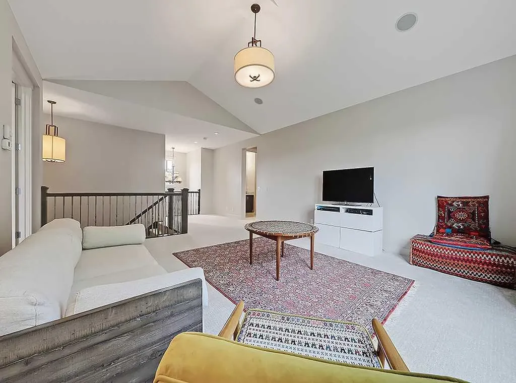 9318 14 Avenue SW Calgary AB T3H 0M1
