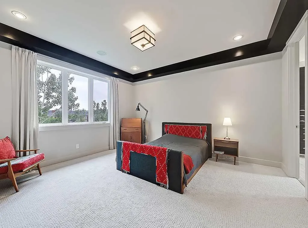 9318 14 Avenue SW Calgary AB T3H 0M1