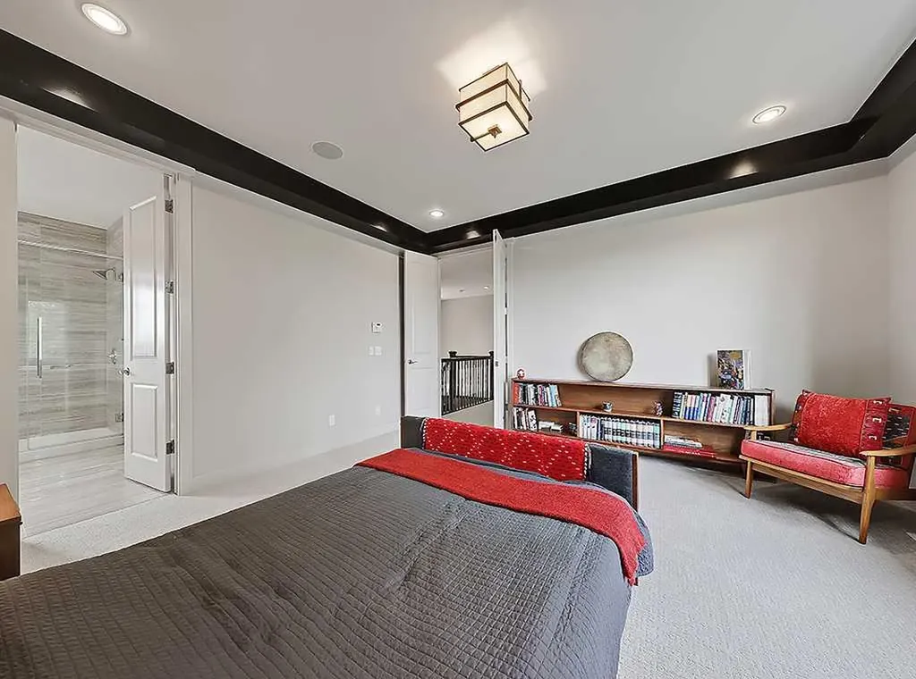9318 14 Avenue SW Calgary AB T3H 0M1