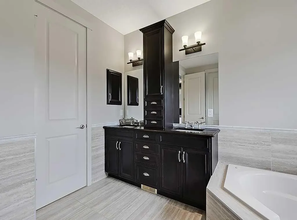 9318 14 Avenue SW Calgary AB T3H 0M1