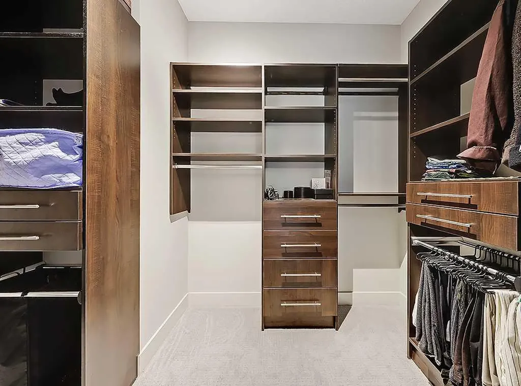 9318 14 Avenue SW Calgary AB T3H 0M1