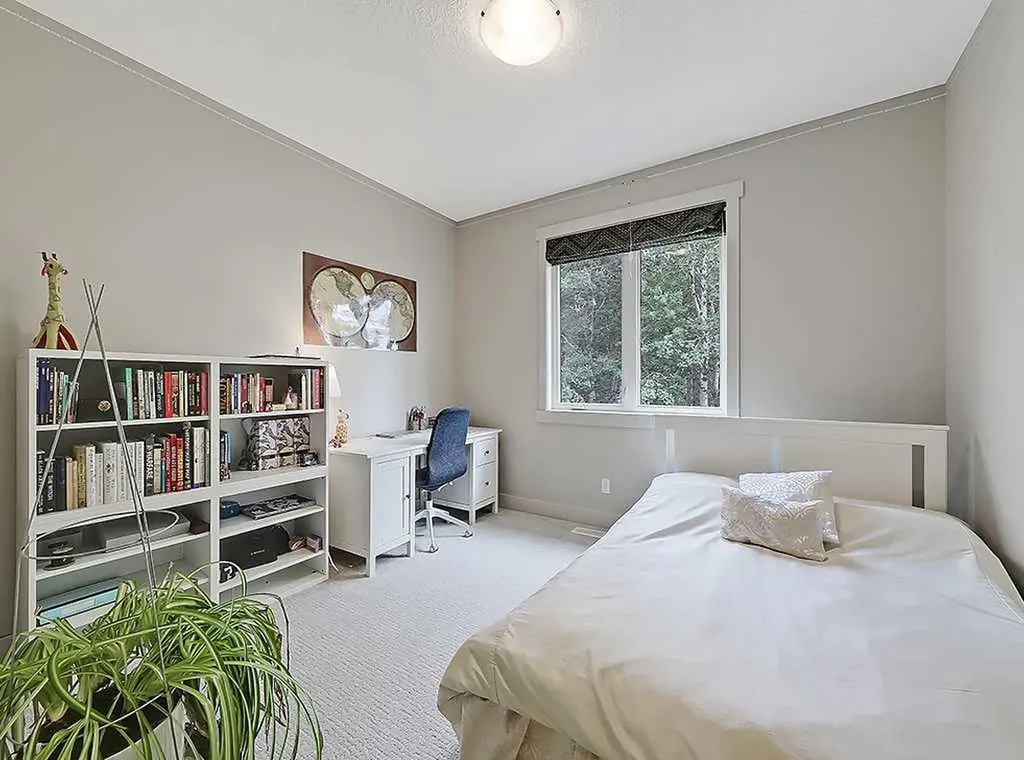 9318 14 Avenue SW Calgary AB T3H 0M1