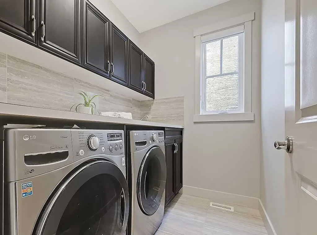 9318 14 Avenue SW Calgary AB T3H 0M1