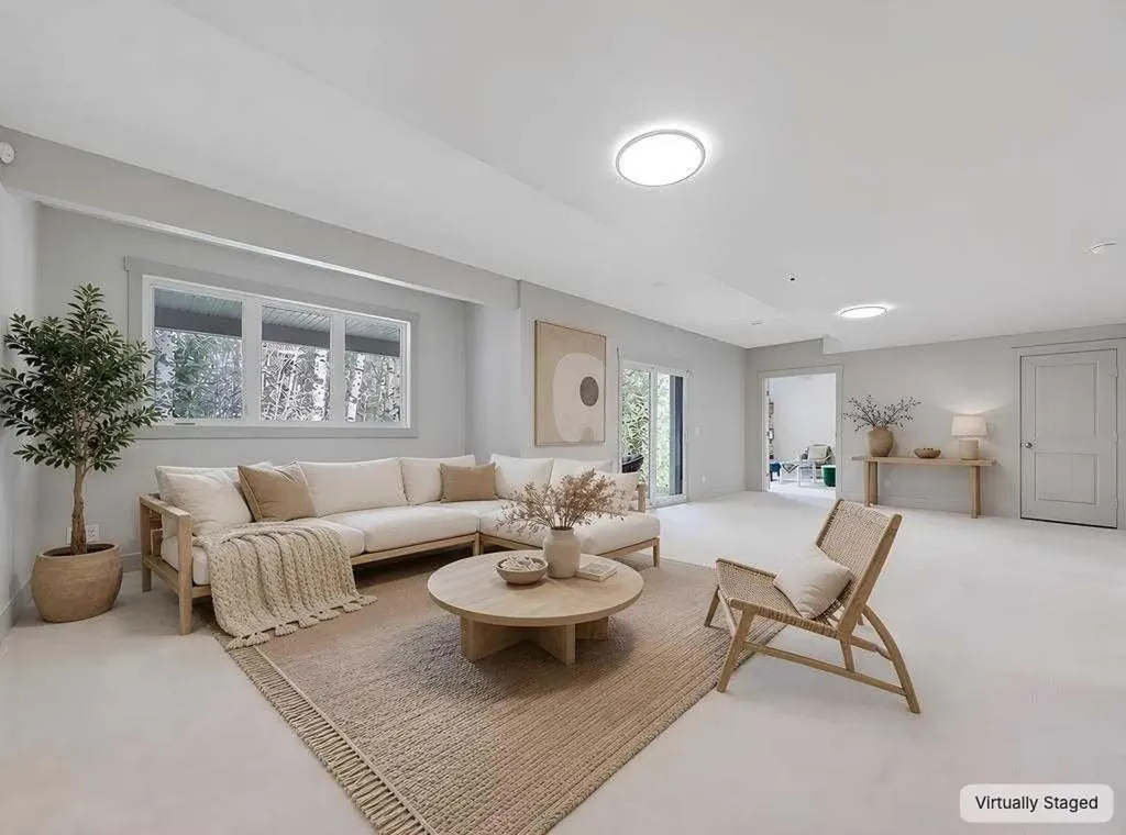 9318 14 Avenue SW Calgary AB T3H 0M1