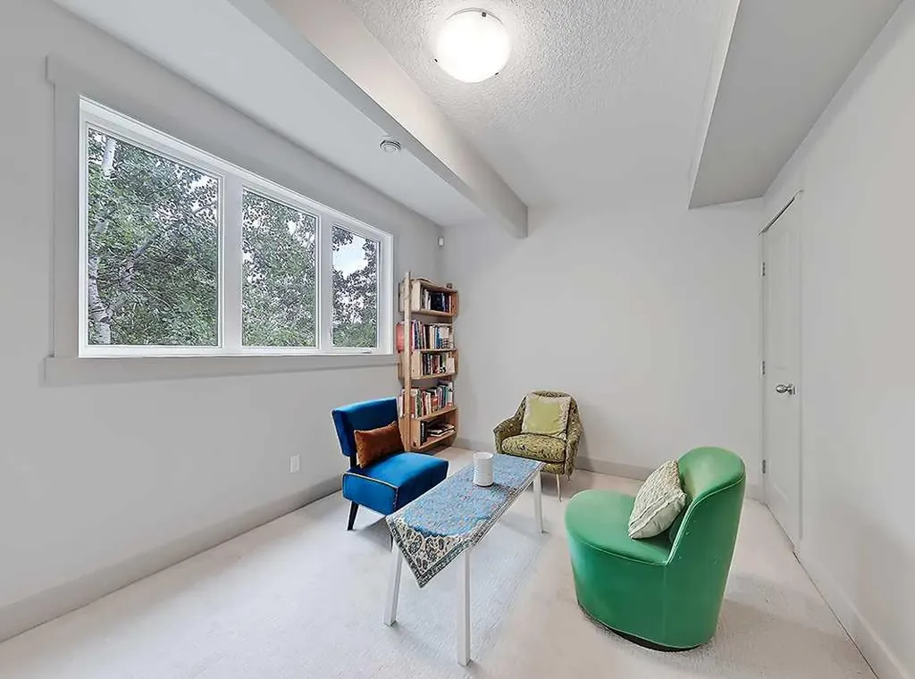 9318 14 Avenue SW Calgary AB T3H 0M1