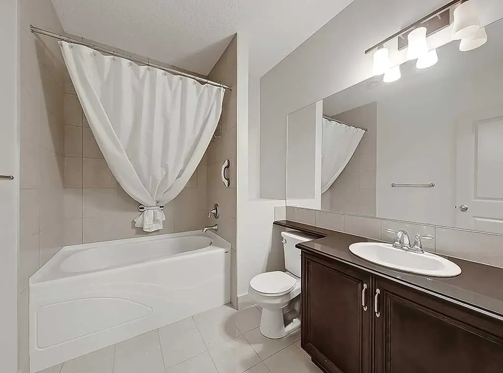 9318 14 Avenue SW Calgary AB T3H 0M1