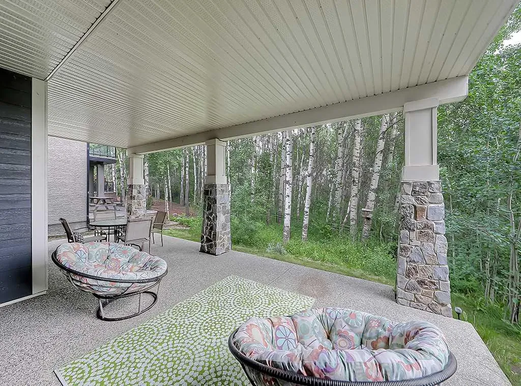 9318 14 Avenue SW Calgary AB T3H 0M1