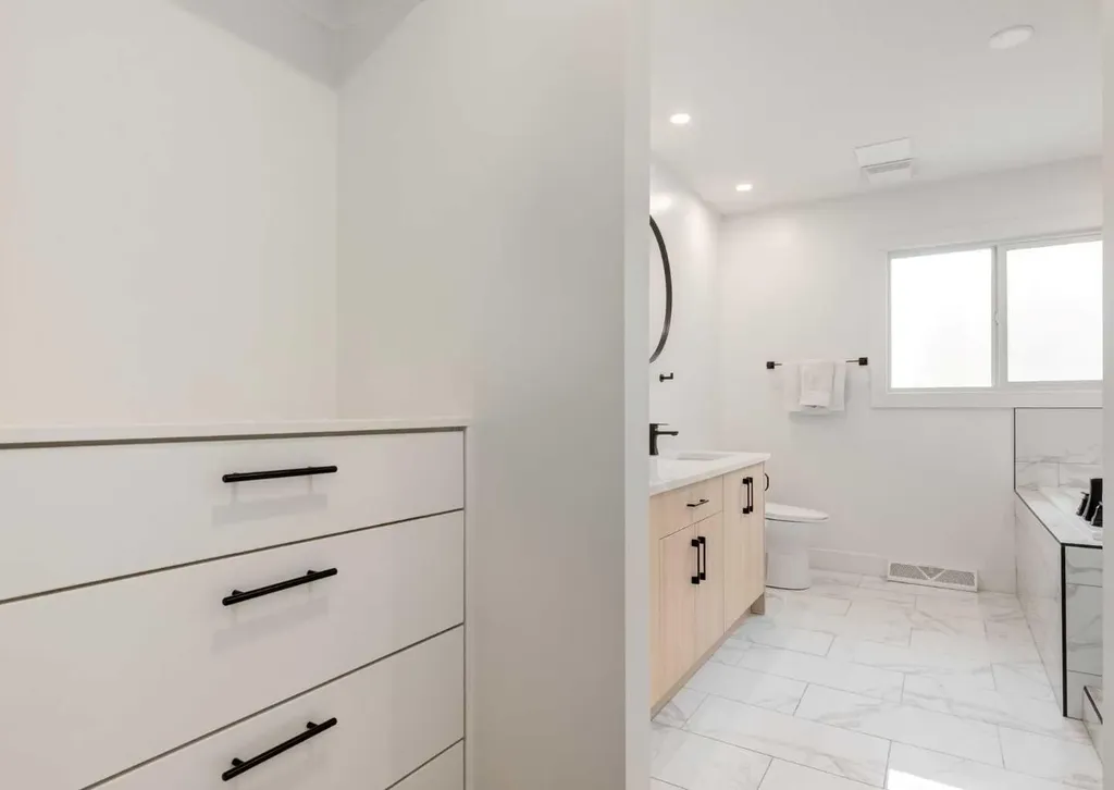 1323 106 Avenue SW Calgary AB T2W 0B8