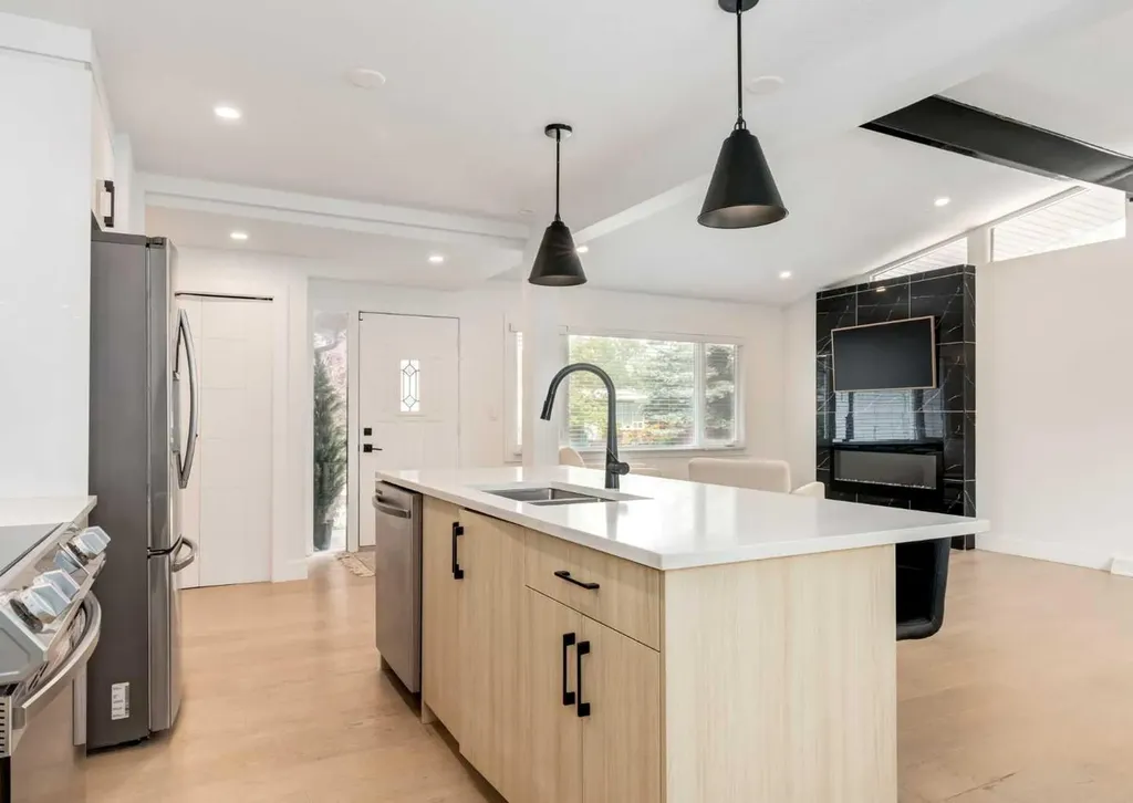 1323 106 Avenue SW Calgary AB T2W 0B8