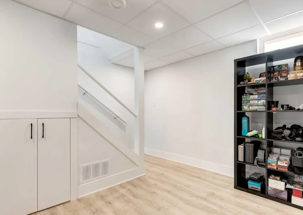1323 106 Avenue SW Calgary AB T2W 0B8