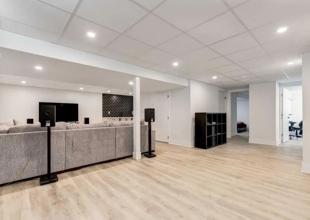 1323 106 Avenue SW Calgary AB T2W 0B8