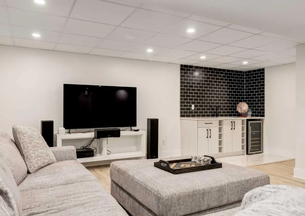 1323 106 Avenue SW Calgary AB T2W 0B8