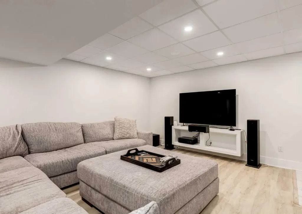 1323 106 Avenue SW Calgary AB T2W 0B8