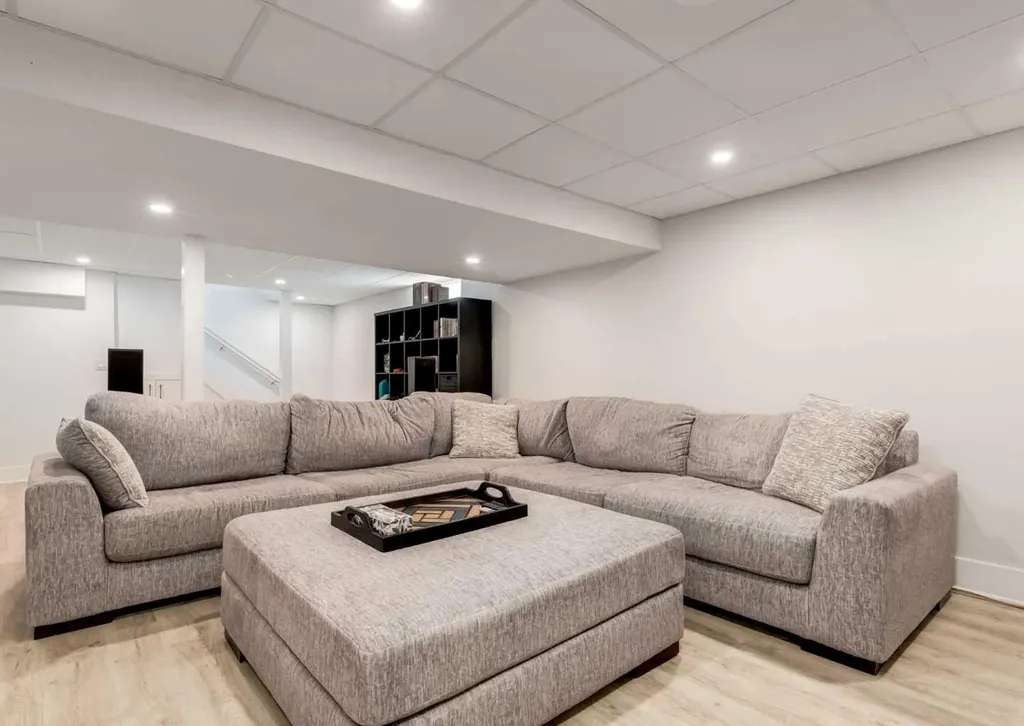 1323 106 Avenue SW Calgary AB T2W 0B8