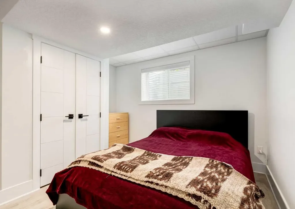 1323 106 Avenue SW Calgary AB T2W 0B8
