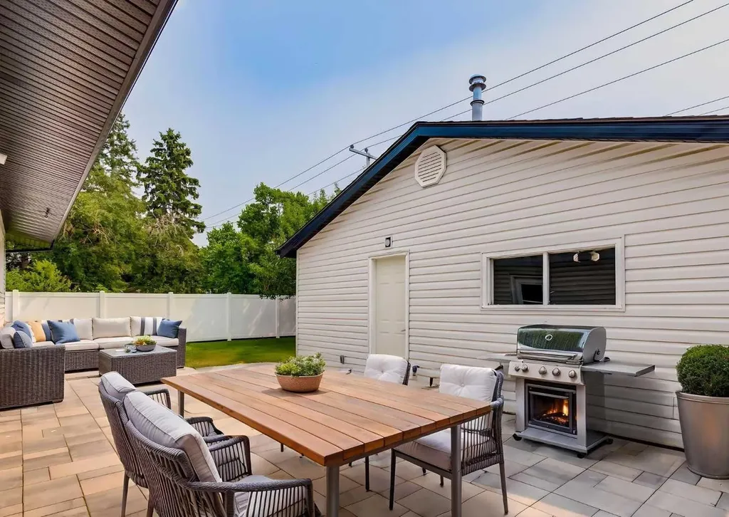 1323 106 Avenue SW Calgary AB T2W 0B8